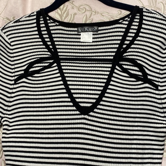 Venus striped stretchy top. Size medium - Picture 2 of 8